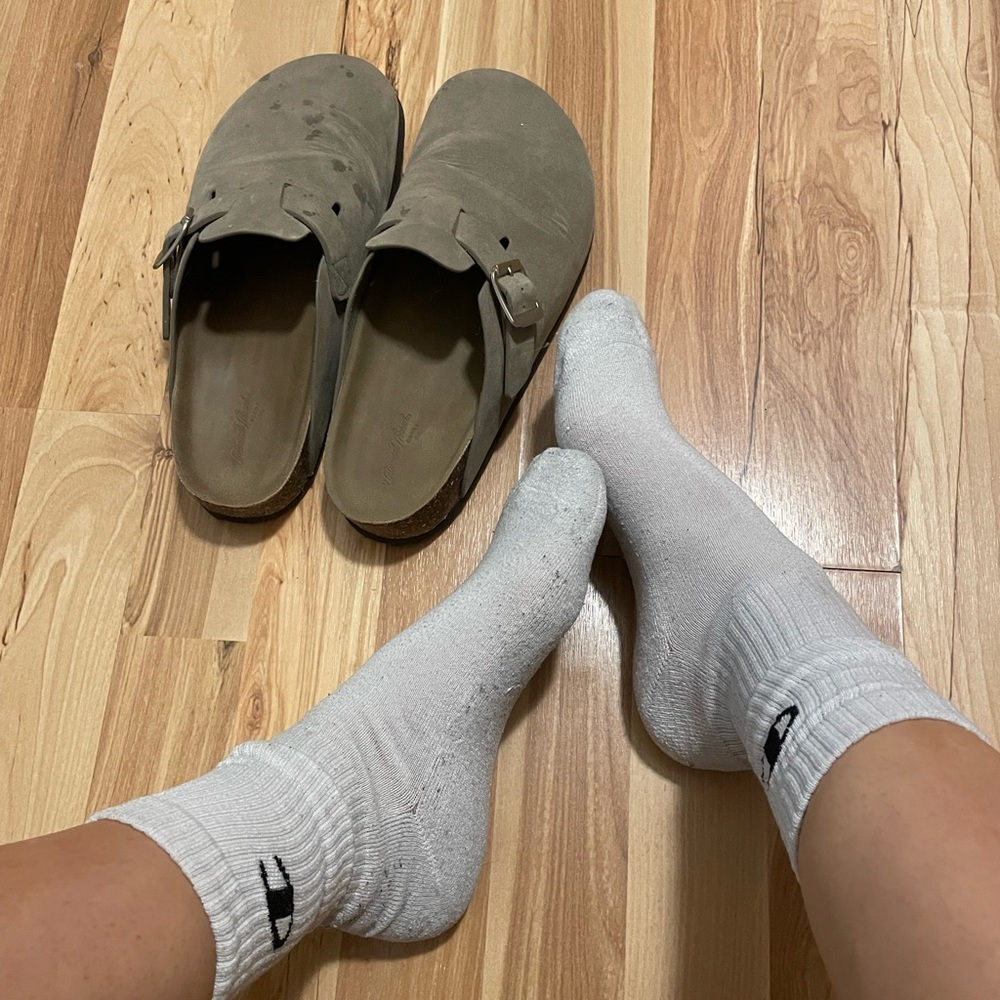 Worn clogs - Picture 4 of 5